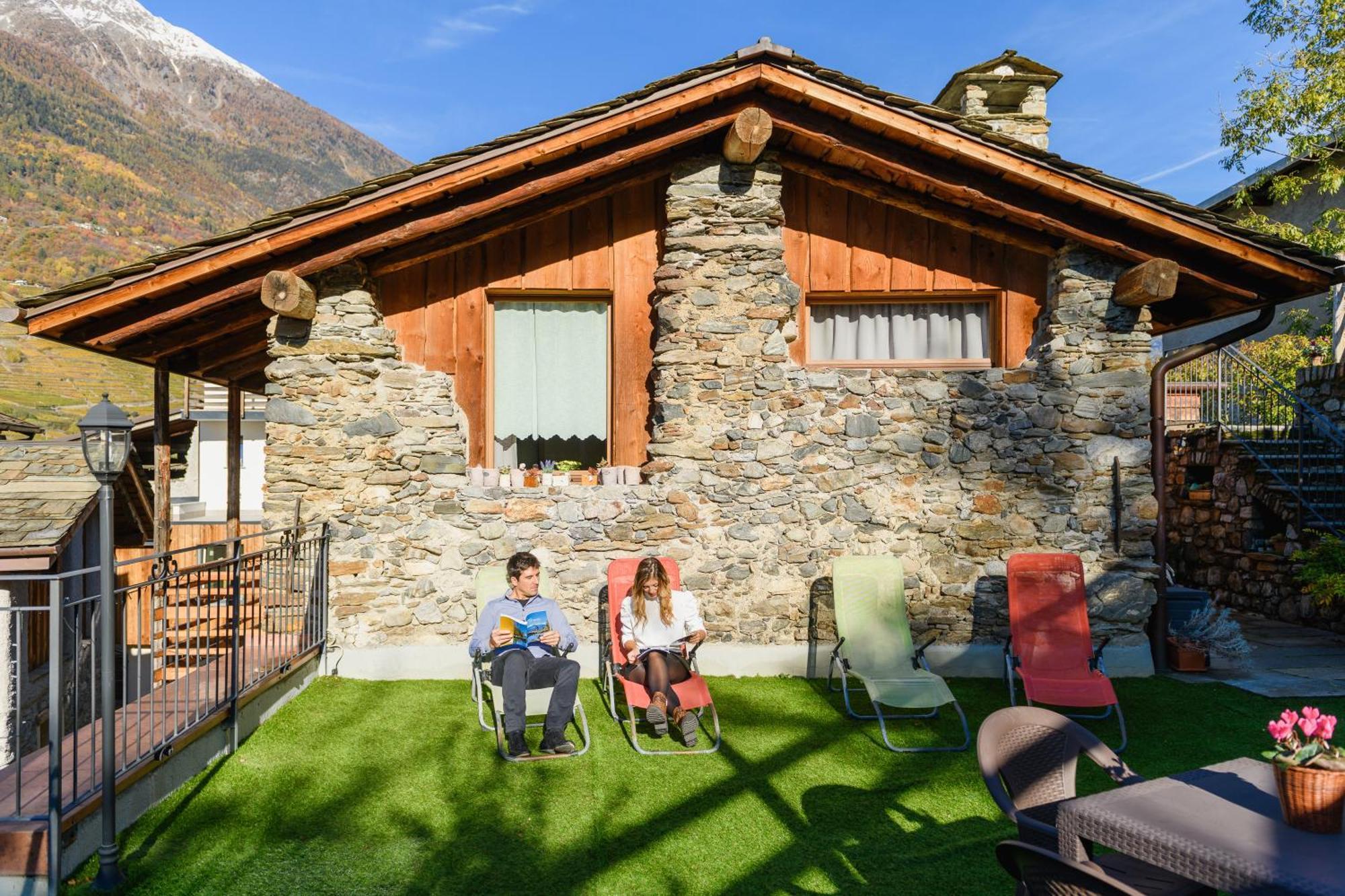 Ostello Del Castello Тирано Экстерьер фото