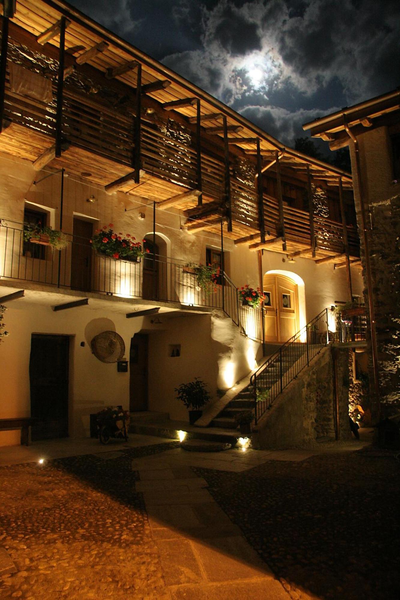 Ostello Del Castello Тирано Экстерьер фото