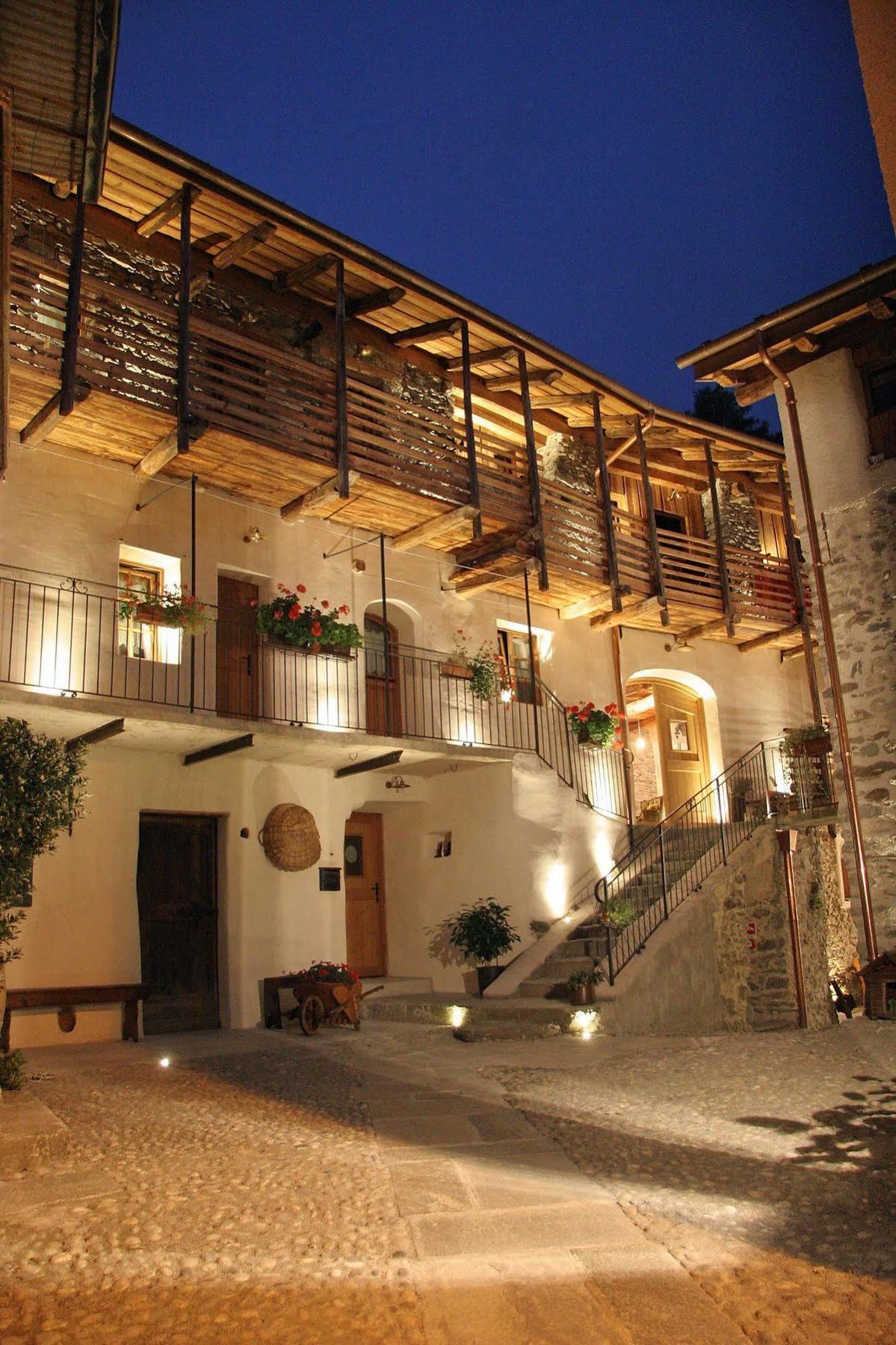 Ostello Del Castello Тирано Экстерьер фото