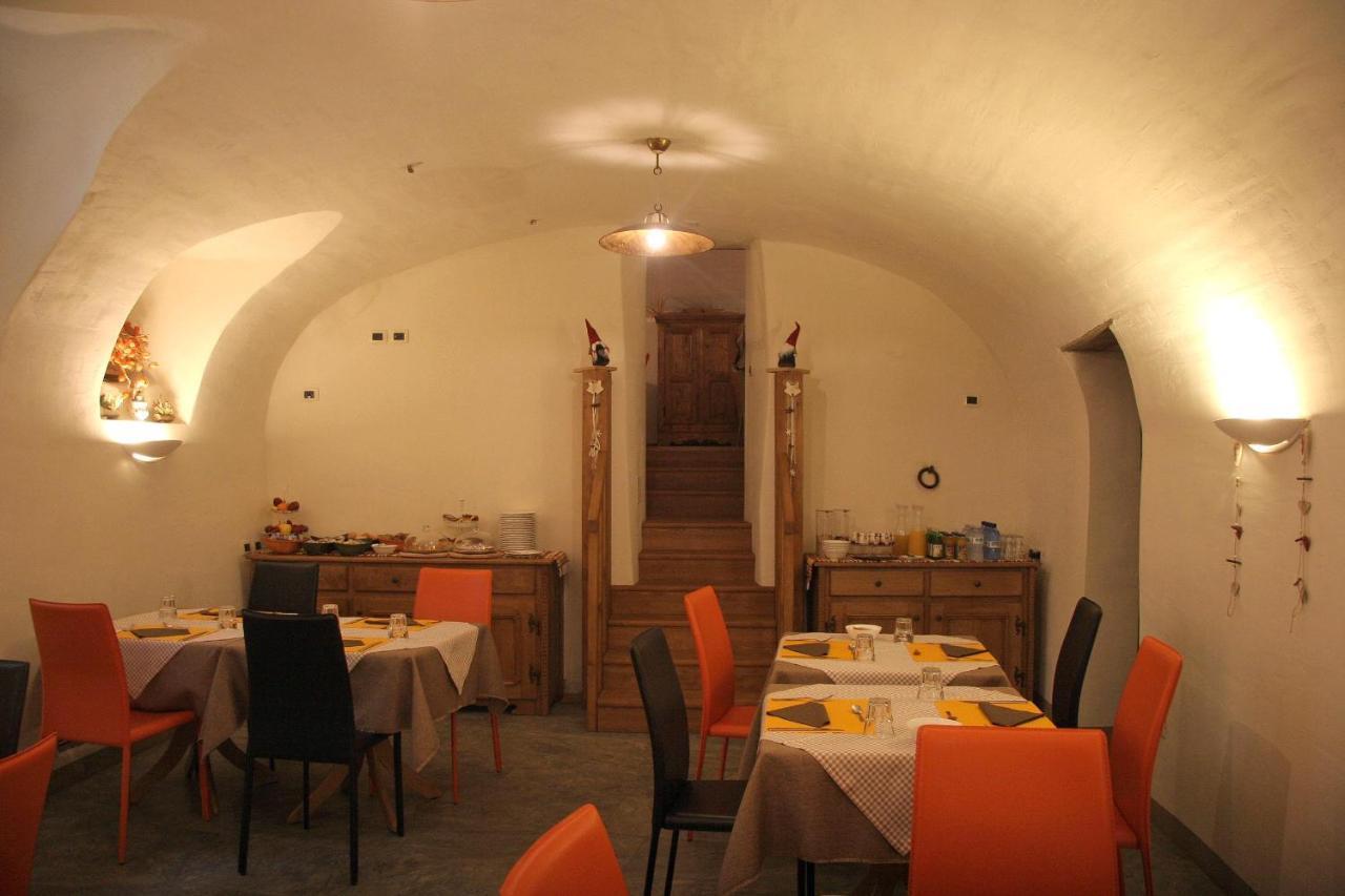 Ostello Del Castello Тирано Экстерьер фото
